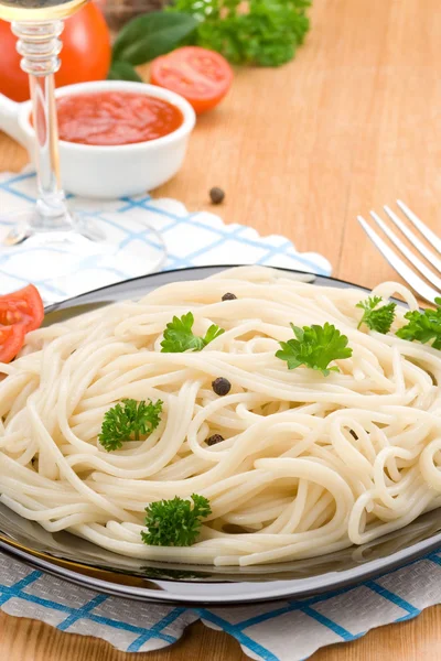 Паста Спагетті їжа в мисці на дереві — стокове фото