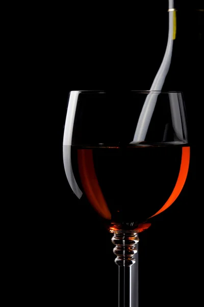 Vin i glas och flaska på svart — Stockfoto