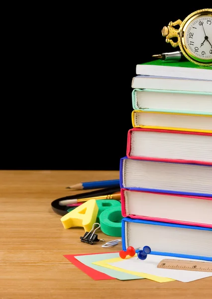 Kitapları ve okul malzemeleri üzerine siyah izole kazık — Stok fotoğraf