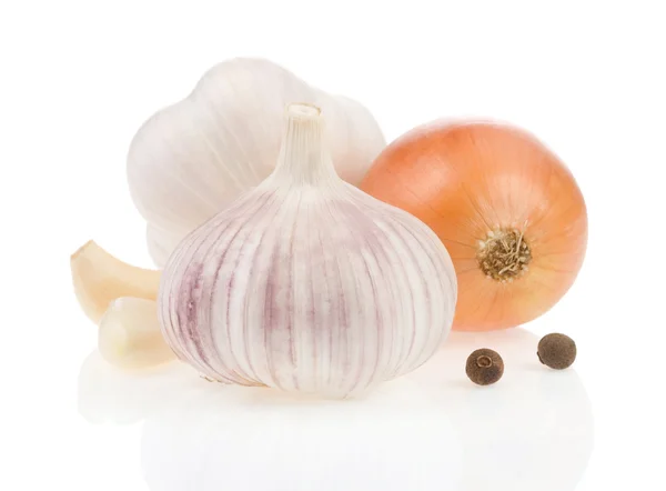 Knoblauch und Zwiebeln isoliert auf weiß — Stockfoto