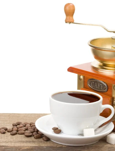 Chávena cheia de café e moedor isolado em branco — Fotografia de Stock