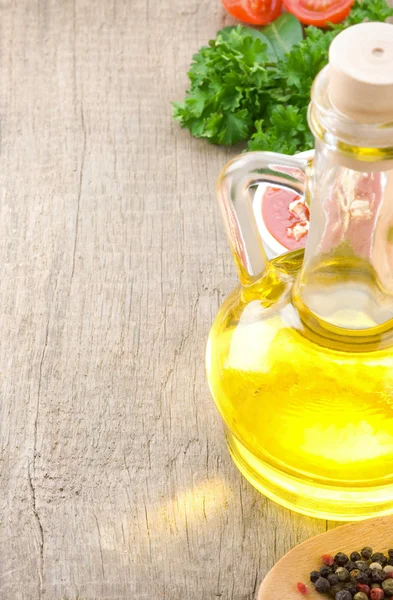 Olio alimentare e spezie su legno — Foto Stock