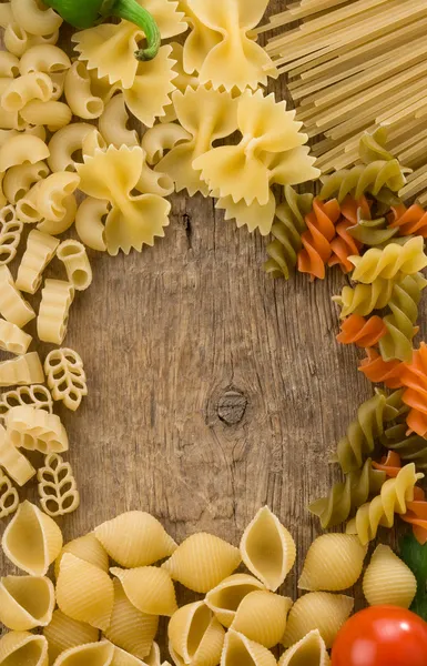 Pasta cruda su fondo legno — Foto Stock