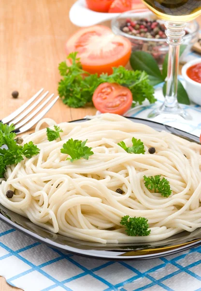 Spaghetti food and vegetables spices on wood — Stock Photo, Image