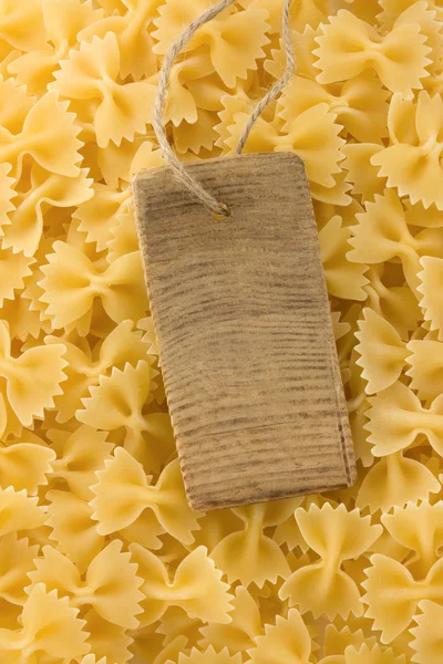 Ruwe pasta en prijskaartje — Stockfoto