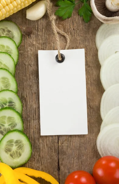 Vegetable food and price tag over wood — Stock Photo, Image