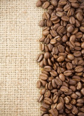 kahve çekirdekleri üzerine çuval çuval bezi