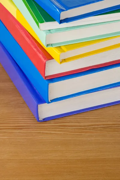 Mucchio di libri su sfondo di legno — Foto Stock