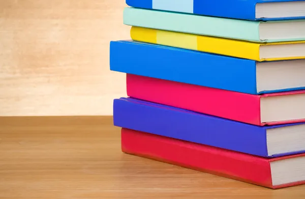 Pilha de livros sobre madeira — Fotografia de Stock