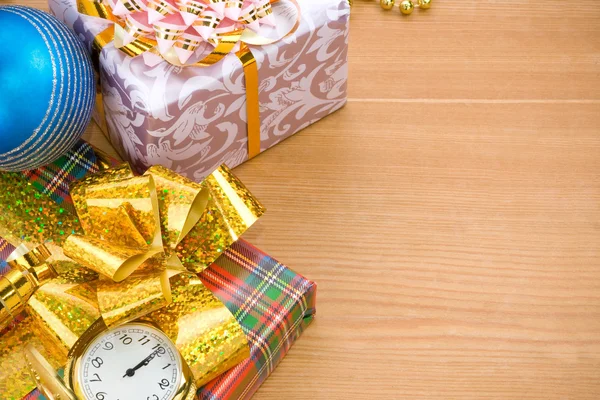 Caixa de presente de Natal com bolas — Fotografia de Stock