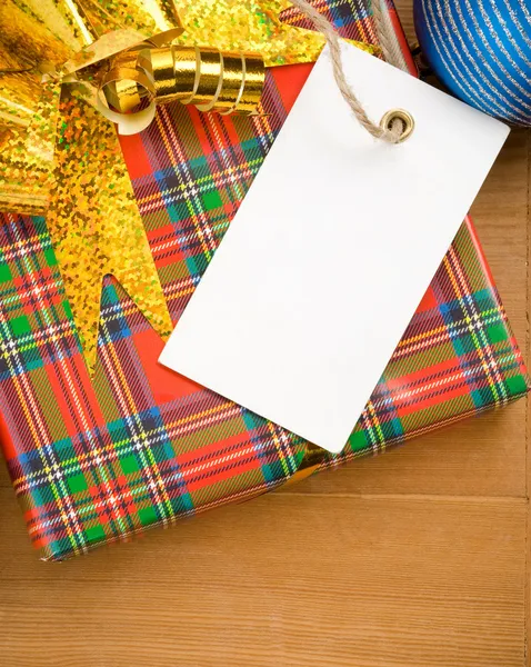 Caixa de presente de Natal e preço perto de bolas — Fotografia de Stock