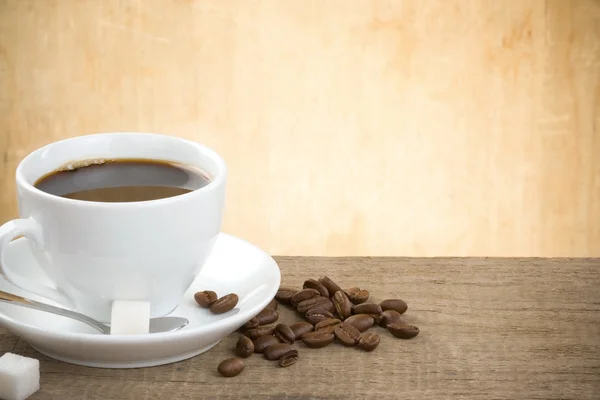 Tazza di caffè e fagioli su legno — Foto Stock