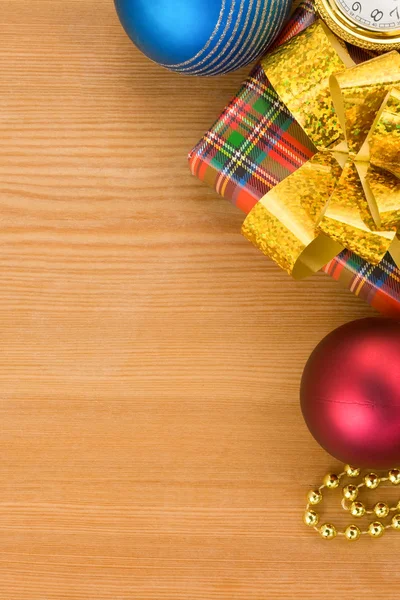 Caixa de presente de Natal com bolas — Fotografia de Stock