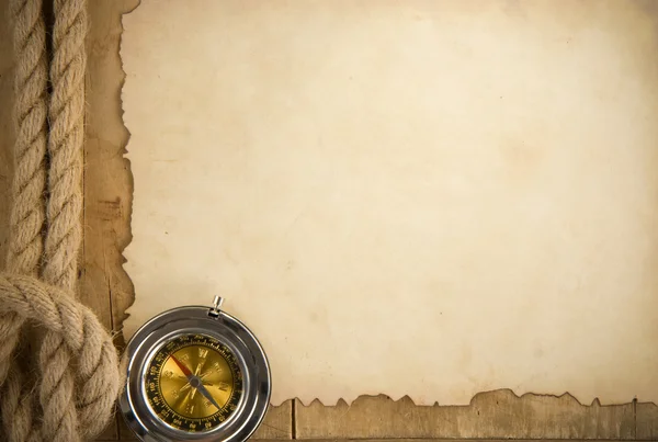 Корабельні мотузки та компас на старому папері — стокове фото