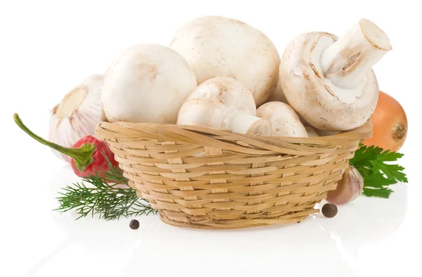 Champignons et ingrédients alimentaires isolés au fouet — Photo