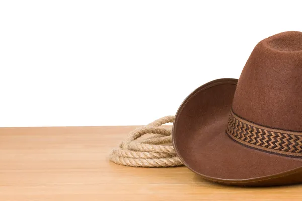 Cappello e corda da cowboy isolati su bianco — Foto Stock