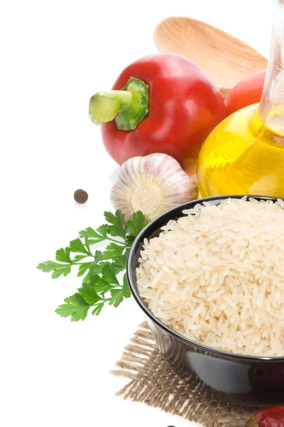 Arroz e ingrediente alimentar vegetal sobre branco — Fotografia de Stock