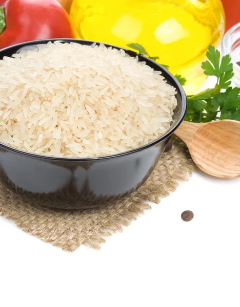 Reis und Lebensmittelzutat isoliert auf weiß — Stockfoto