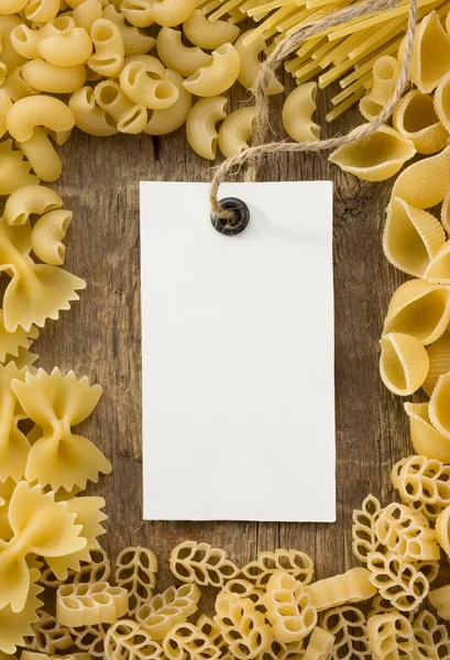 Ruwe pasta en prijskaartje — Stockfoto