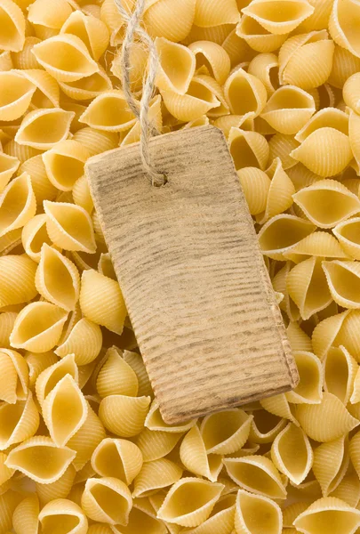 Ruwe pasta en prijskaartje — Stockfoto