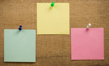 Kağıt ahşap arka plan üzerine Not