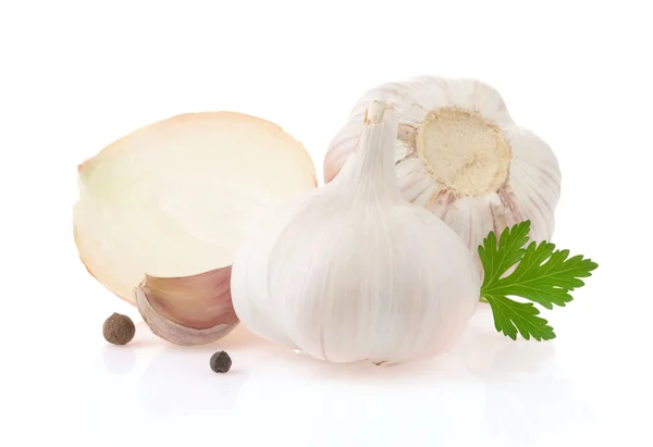 Knoblauch und Zwiebeln Gewürze isoliert auf weiß — Stockfoto