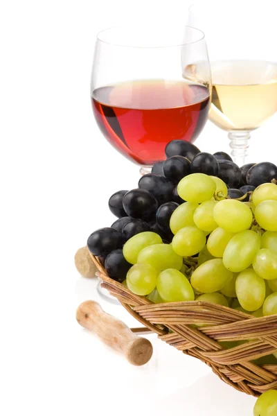 Vinho em vidro e uva isolado em branco — Fotografia de Stock