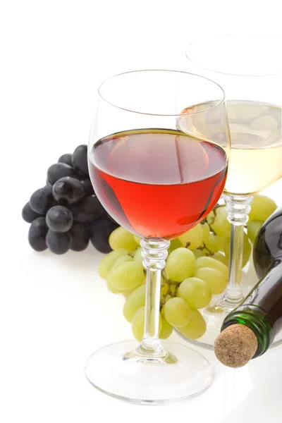 Wine in glass and grape isolated on white — Stock Photo, Image