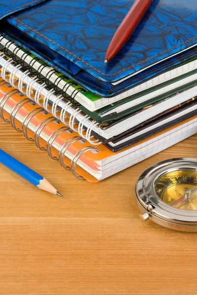 Cuaderno y bolígrafos sobre madera —  Fotos de Stock