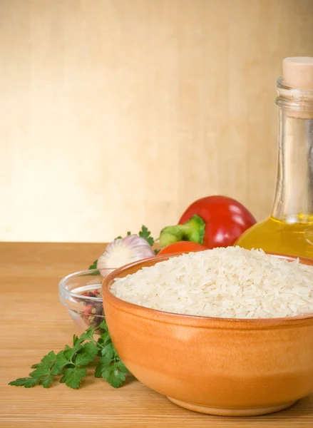 Reis und Speisegemüse mit Gewürzen auf Holz — Stockfoto