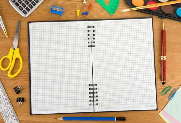Zpět do školy a doplňky na notebooku — Stock fotografie