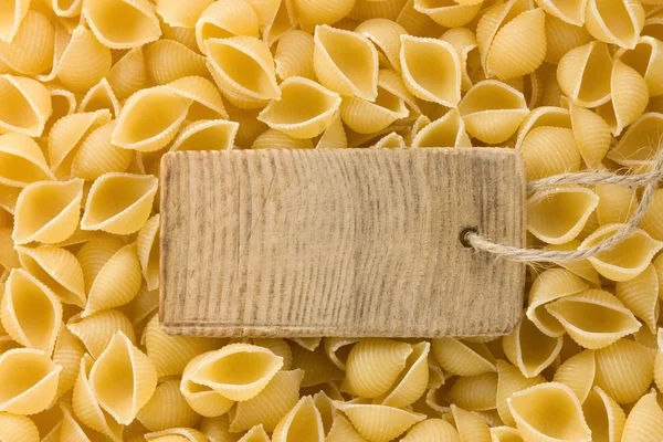 Ruwe pasta en prijskaartje — Stockfoto