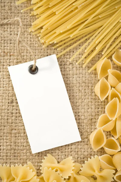 Ruwe pasta op zak jute — Stockfoto