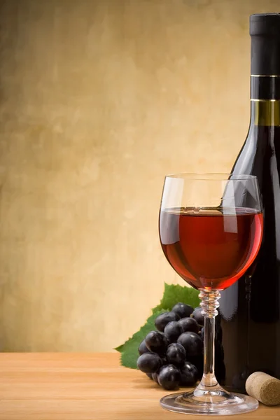 Vino tinto en vaso y botella en madera — Foto de Stock