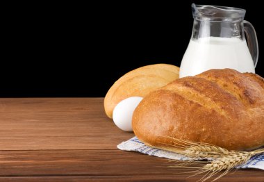 siyah arka plan üzerine taze ekmek