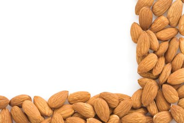 Badem beyaz üzerine izole