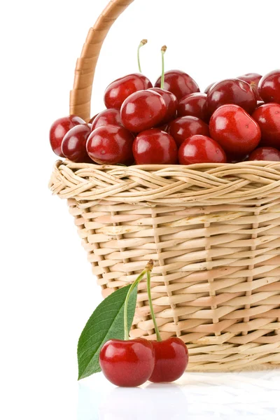 Cerise douce dans le panier isolé sur blanc — Photo