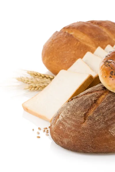 白色背景的新鲜面包 — 图库照片