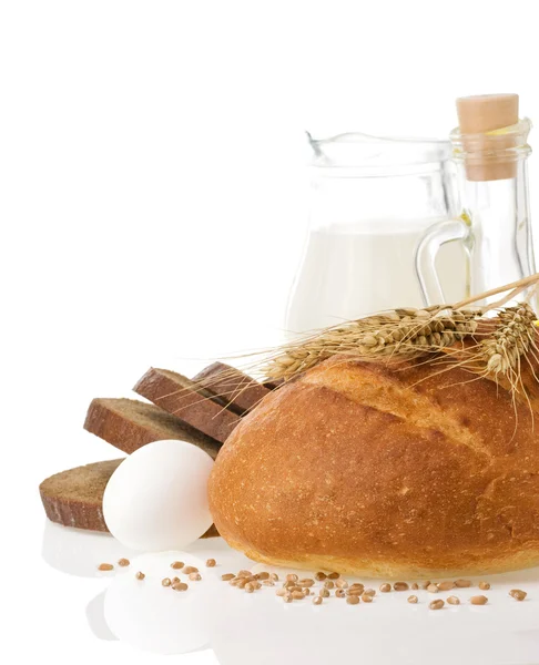 Świeży chleb na białym tle — Zdjęcie stockowe