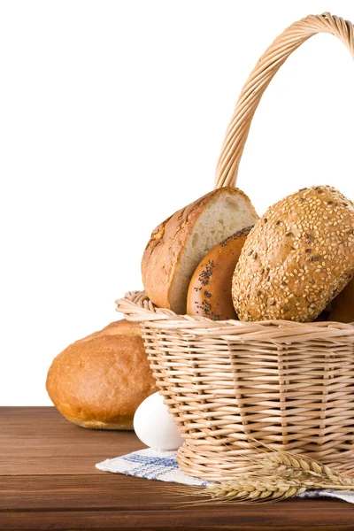 Pane fresco su sfondo bianco — Foto Stock