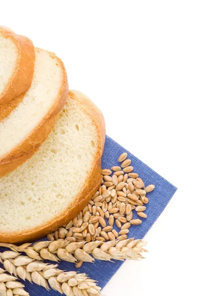 スライスしたパンや小麦の耳 — ストック写真