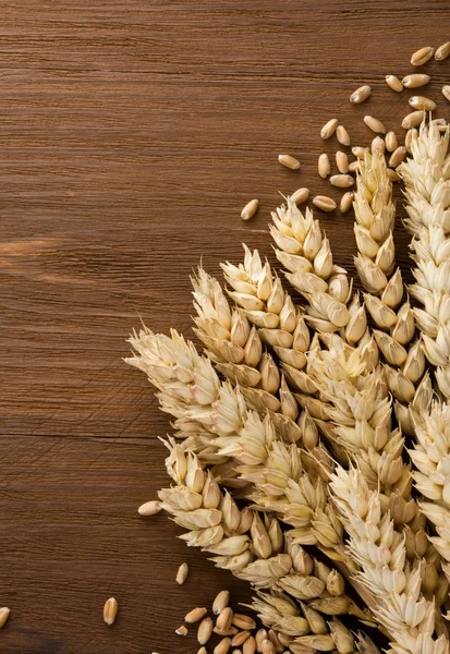 Ears of wheat on wood — Stock Photo, Image