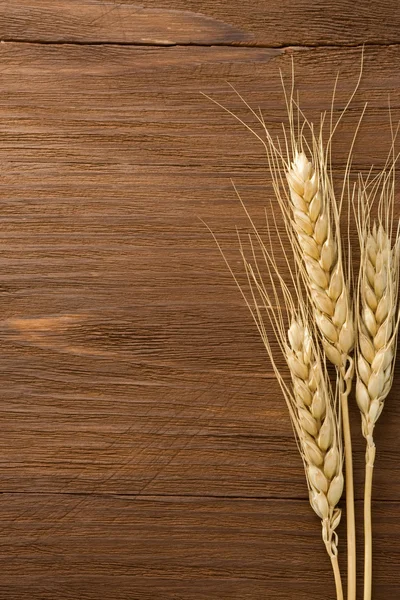 Uši pšenice na dřevo — Stock fotografie