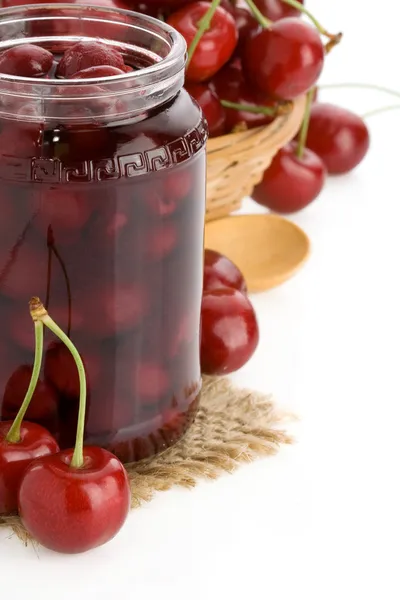 Cherry jam geïsoleerd op wit — Stockfoto