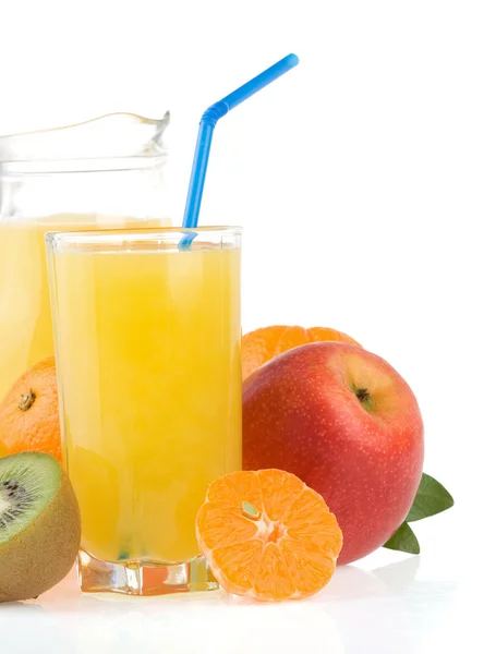 Frutta tropicale fresca e succo di frutta in vetro — Foto Stock