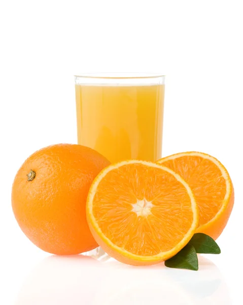 Šťáva a pomeranče na bílém pozadí — Stock fotografie