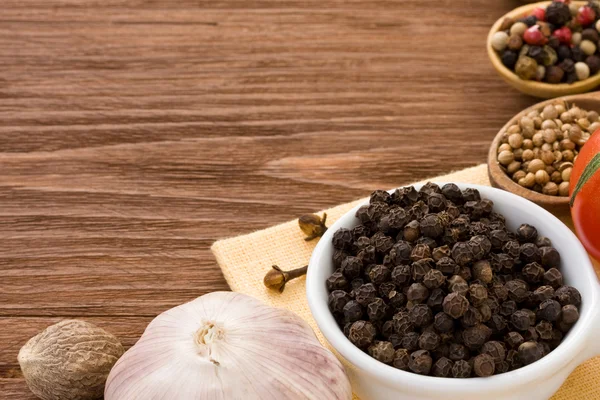 Ingrediente alimentario y especias en madera —  Fotos de Stock