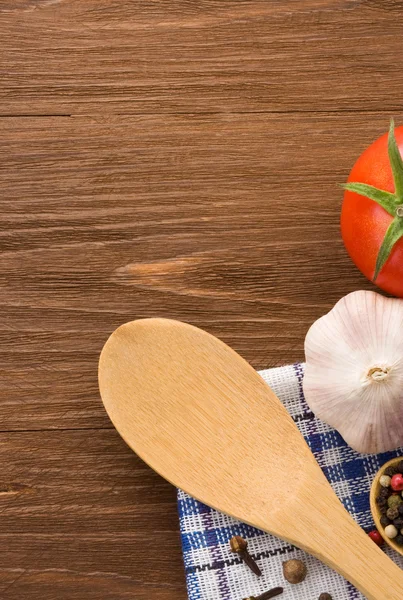 Lebensmittelzutat und Gewürze auf Holz — Stockfoto