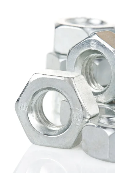 Narzędzia metalowe nakrętki na biały — Zdjęcie stockowe