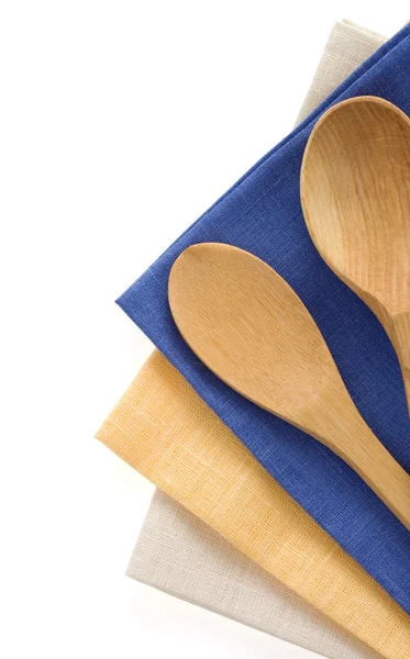 Utensilios de madera en servilletas de mesa — Foto de Stock